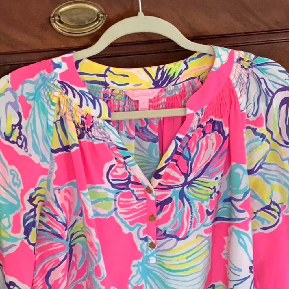 Lilly Pulitzer Savannah top in a size large.